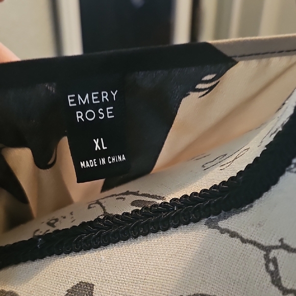 Black‎ and Tan Women's Top - Picture 2 of 5